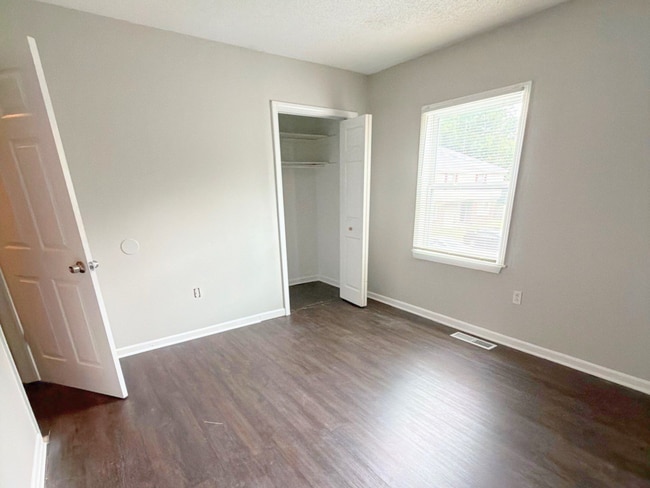Building Photo - Beautifully Renovated 2 Bed / 1.5 Bath Townhome – Move-In Ready!
