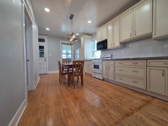 Building Photo - 5434 W Drummond Pl