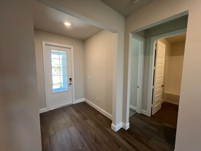 Building Photo - 6305 Cloverdale Ave