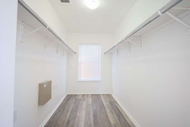 Building Photo - 9519 Braun Square