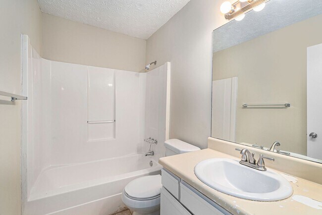 Building Photo - 4 bdrm, 2 bath home w/ a pool! Pool service included!