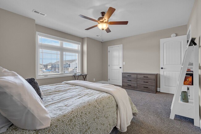 Building Photo - Pet Friendly Two Bedroom!