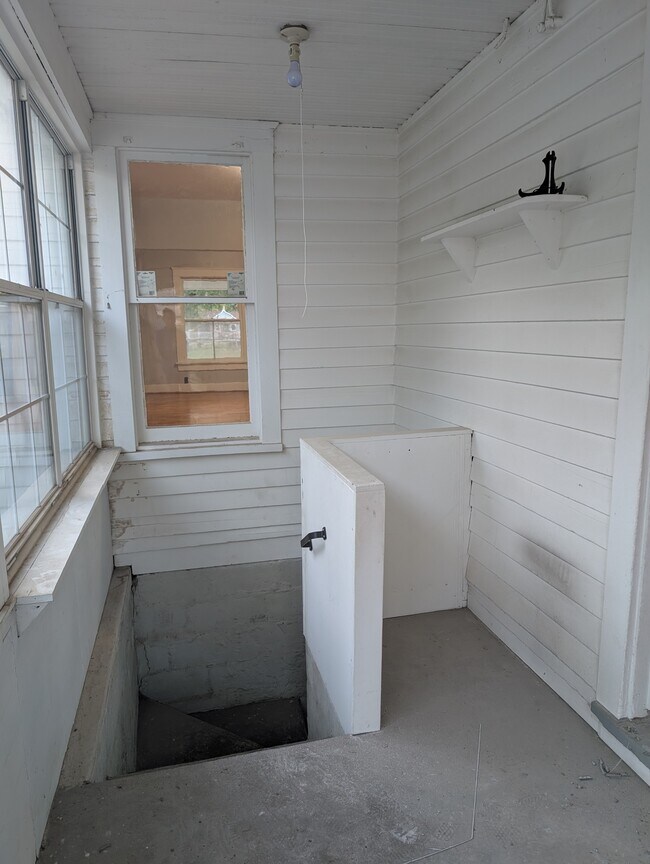 Building Photo - 528 NE Ohio Ave