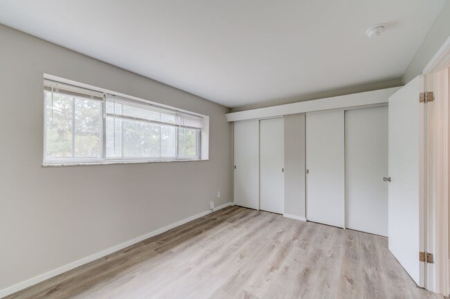 Building Photo - Updated 2 Bedroom Condo with a Move-In Spe...
