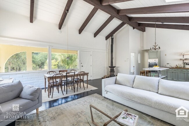 Building Photo - Wine Country Living in Spacious Glen Ellen...