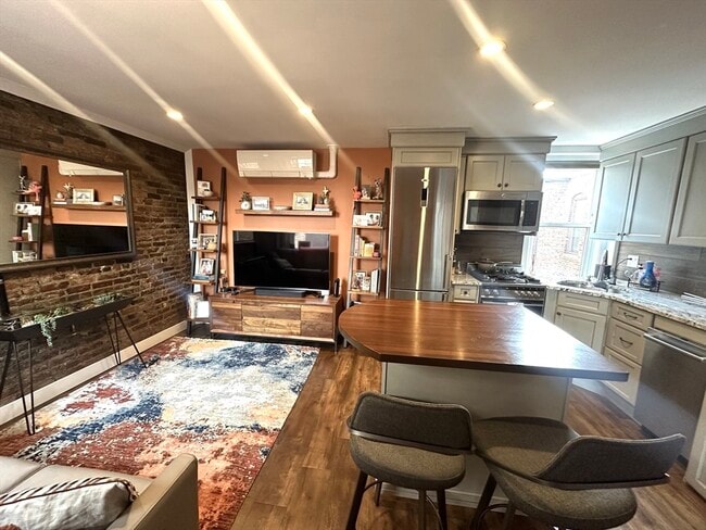 Building Photo - 10 Henchman St