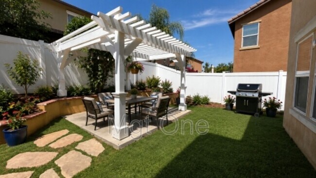 Building Photo - 564 Botan St