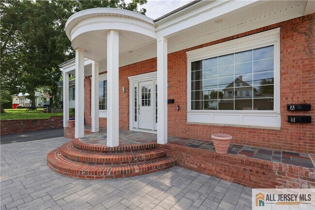Building Photo - 215 Washington Rd