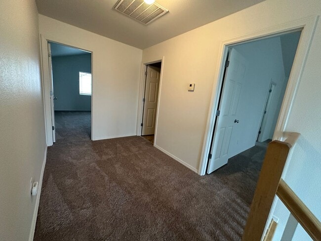 Building Photo - Spacious 2 bed/2.5 bath with bonus room townhome off Road 68