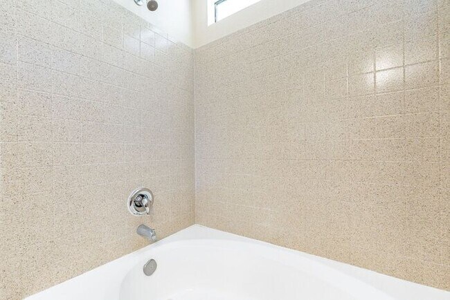 Building Photo - Bright, Spacious & Ready to Welcome You Ho...