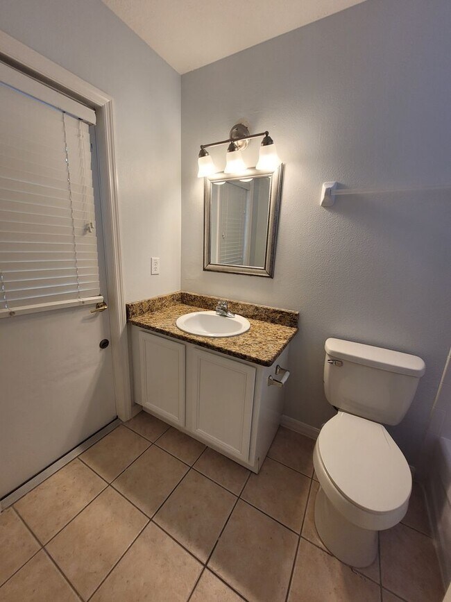 Building Photo - Amazing Renovated 4 bed 3 bath in Davenport