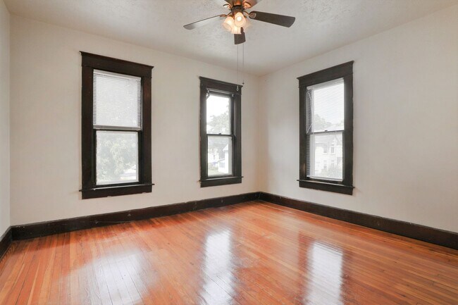 Building Photo - 4 Bedroom , 2 Bath Newly Renovated house - Right off of High St