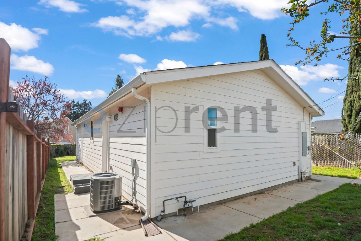 Building Photo - 2838 Romagnolo St