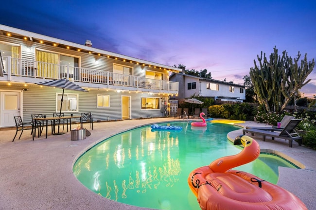 Building Photo - 321 W Kalmia St