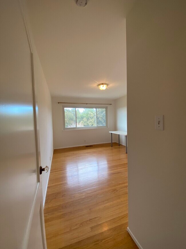 Building Photo - 845 Viewridge Dr