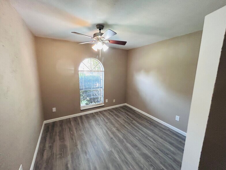 Building Photo - 511 Hanover Dr