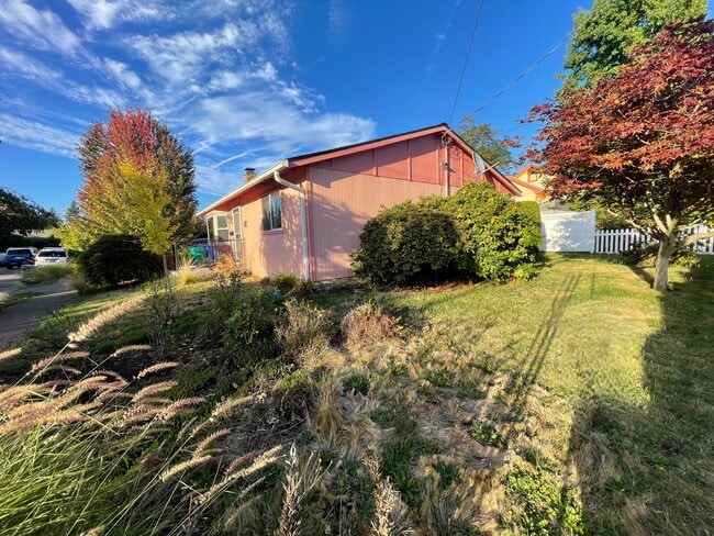 Building Photo - Beautiful 2bd/1bath South Tabor Home with ...