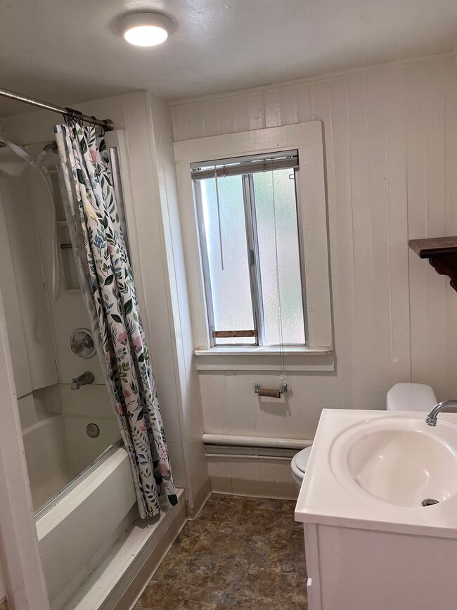 Building Photo - 2 STORY ONE BEDROOM APARTMENT IN PENRYN!
