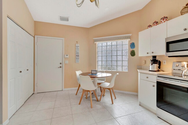 Building Photo - 6129 Heliconia Rd
