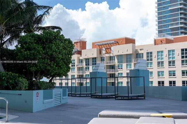 Building Photo - 1900 N Bayshore Dr