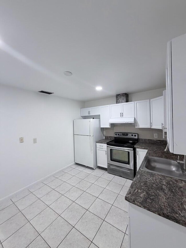 Building Photo - 5899 Mango Rd