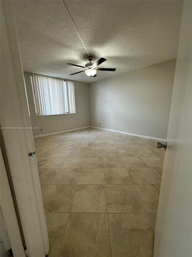 Building Photo - 901 Hillcrest Dr