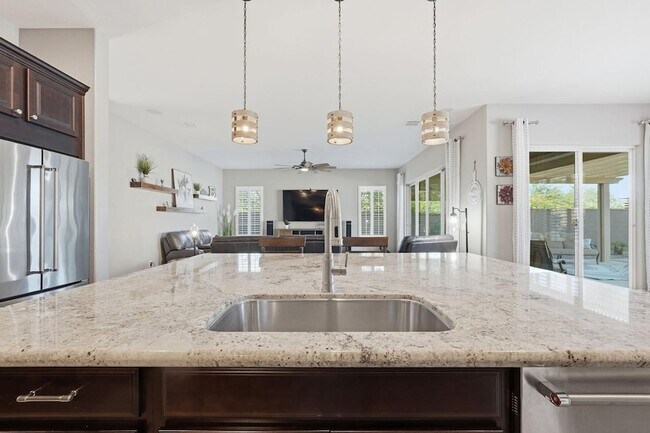 Building Photo - 10702 E Lumiere Ave