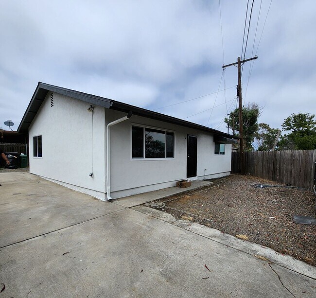 Building Photo - Golden Hill 2 bedroom 1 bath remodeled Single family Home  2695.00