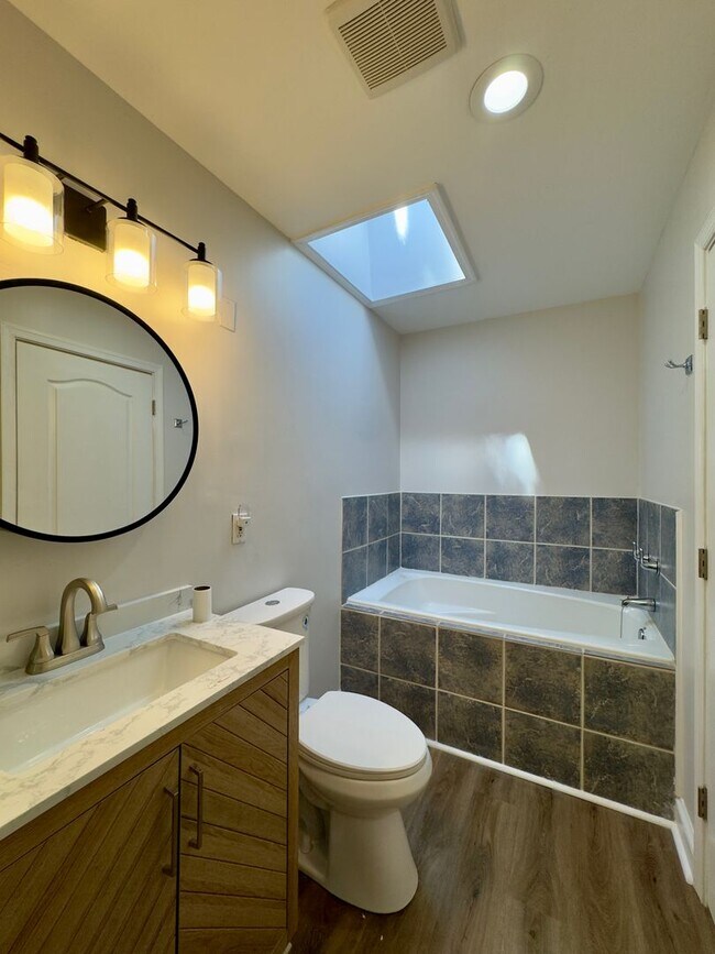 Building Photo - Beautiful 3Bed/2.5Bath Home in the City