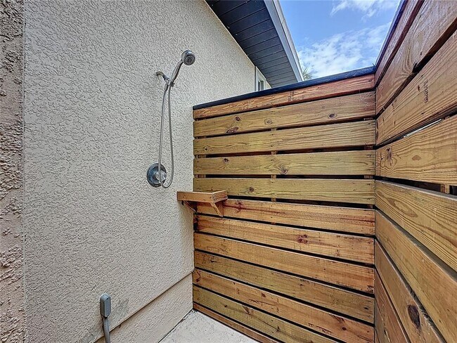 Building Photo - 6846 Lake View Dr