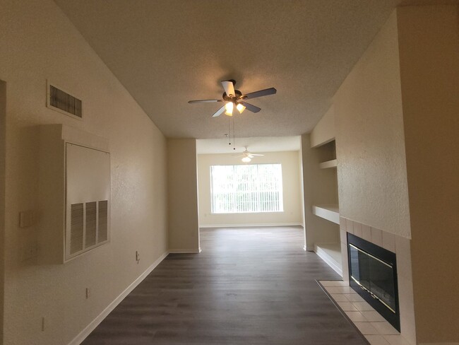 Building Photo - Wonderful 3rd floor 2 bedroom Condo!