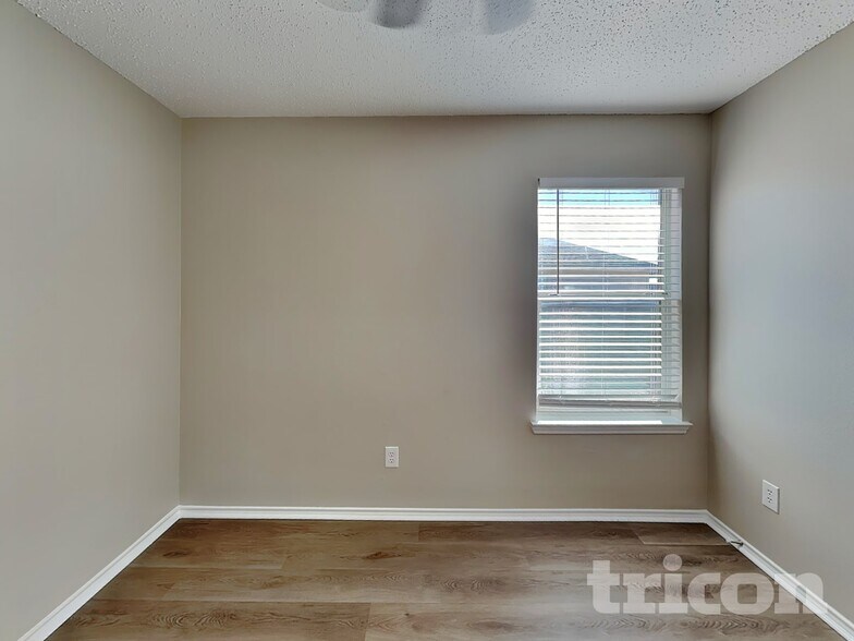 Building Photo - 923 McKavett Dr