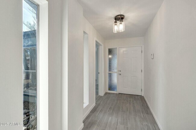 Building Photo - 3922 E Dahlia Dr