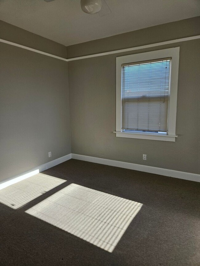 Building Photo - 321a 4th Ln