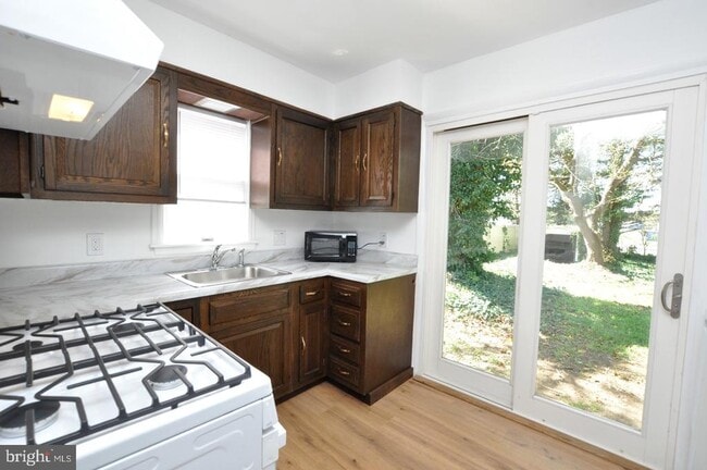 Building Photo - 432 N Coles Ave