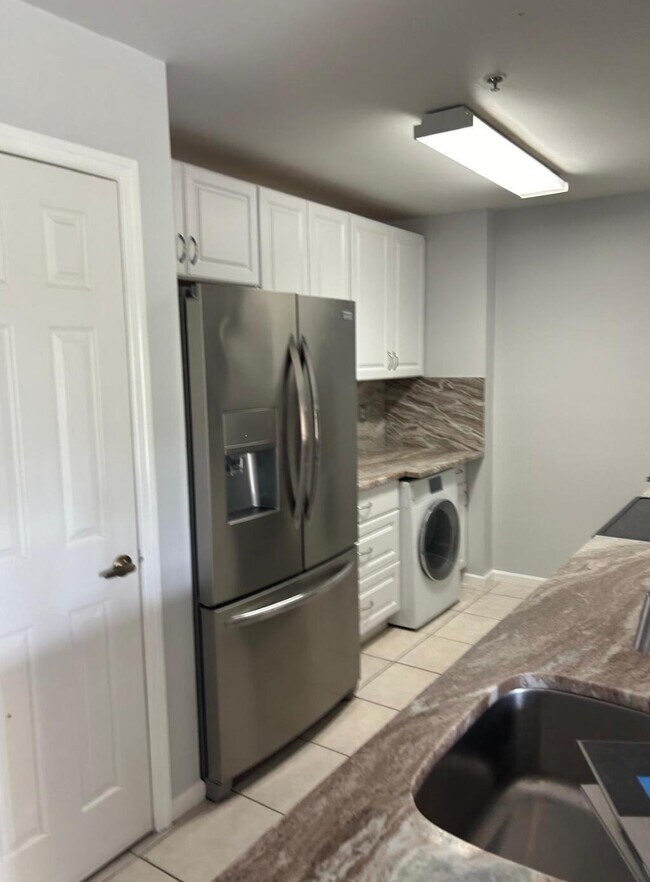 Building Photo - 2080 Greenview Shores Blvd