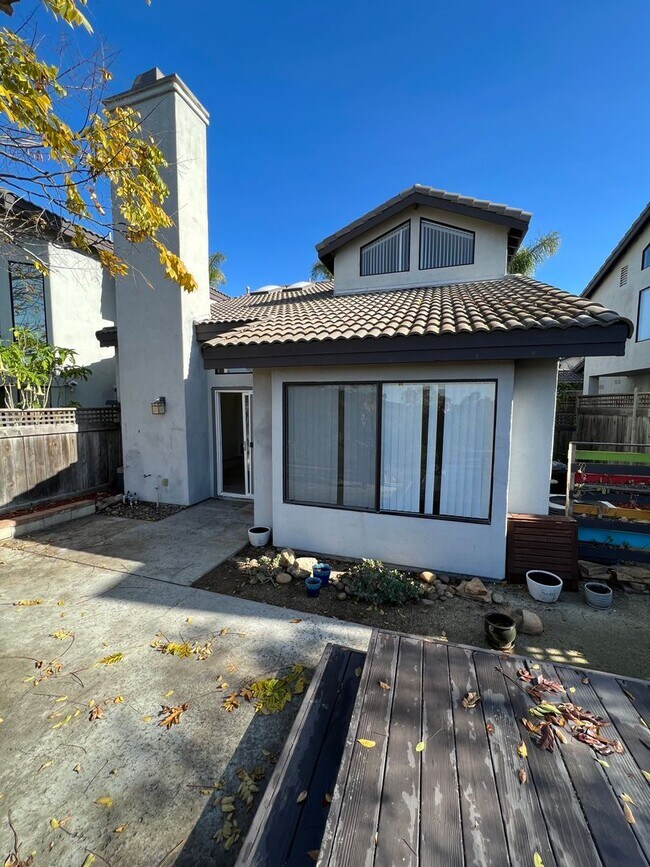 Building Photo - 2 Bedroom 2.5 bath townhouse