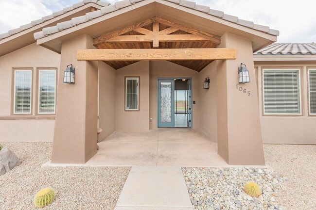 Building Photo - 5 Bedroom Home with a Pool!!!