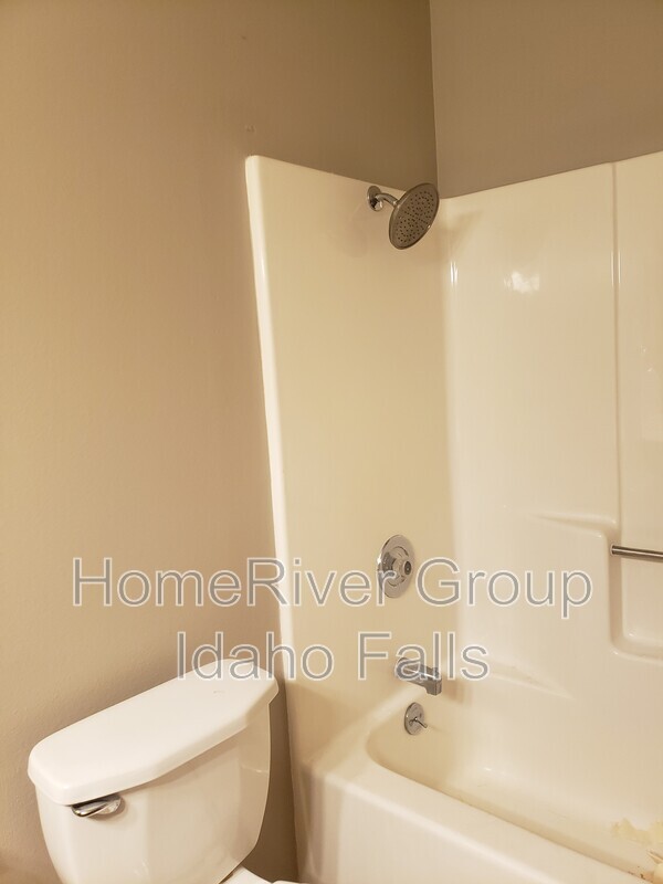 Building Photo - 1545 Bluebird Ln
