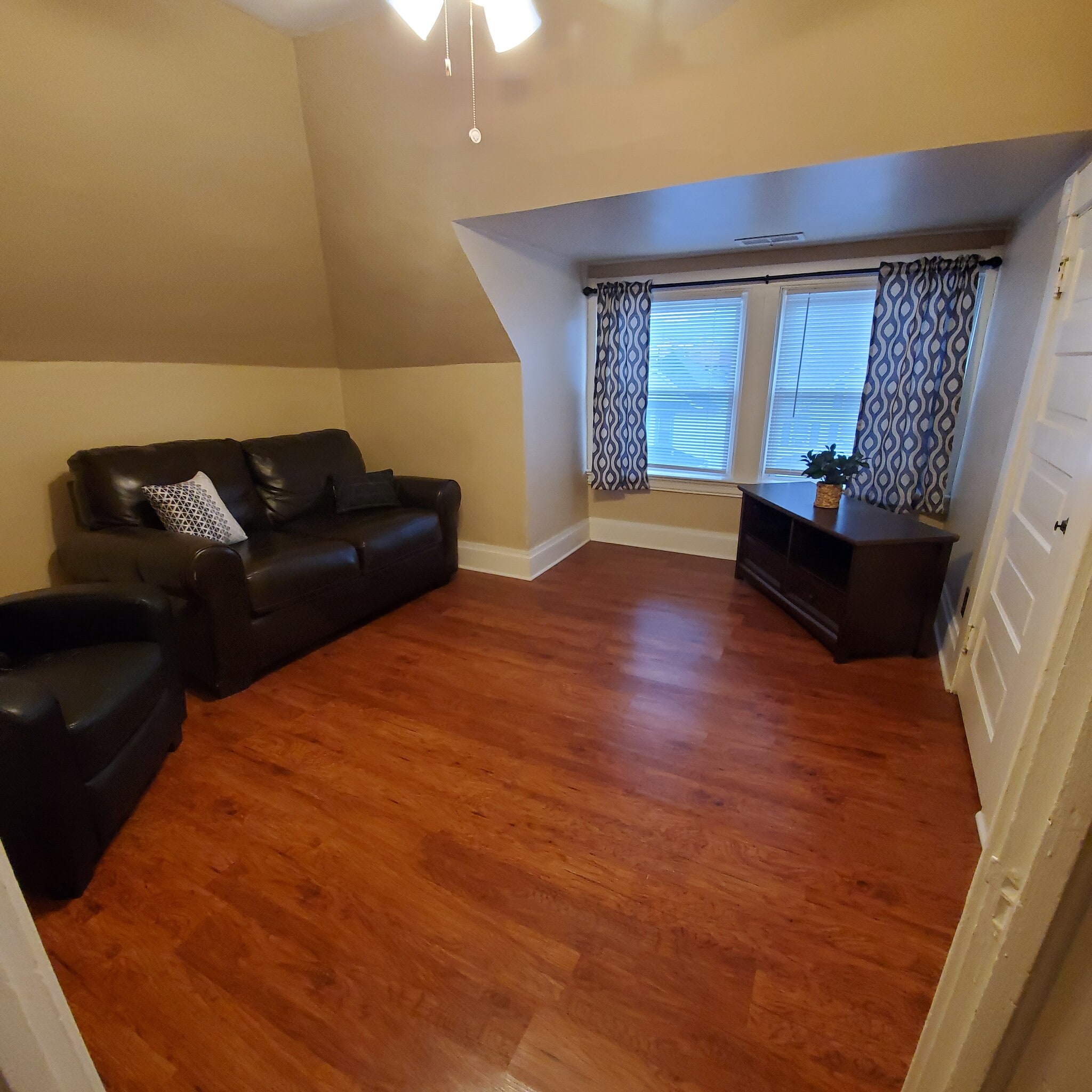 Living room - 633 Maplewood Ave