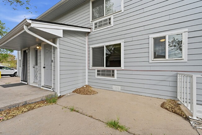 Building Photo - $1,395.95 2-bed, 1-bath, located in Denver with a washer and dryer.