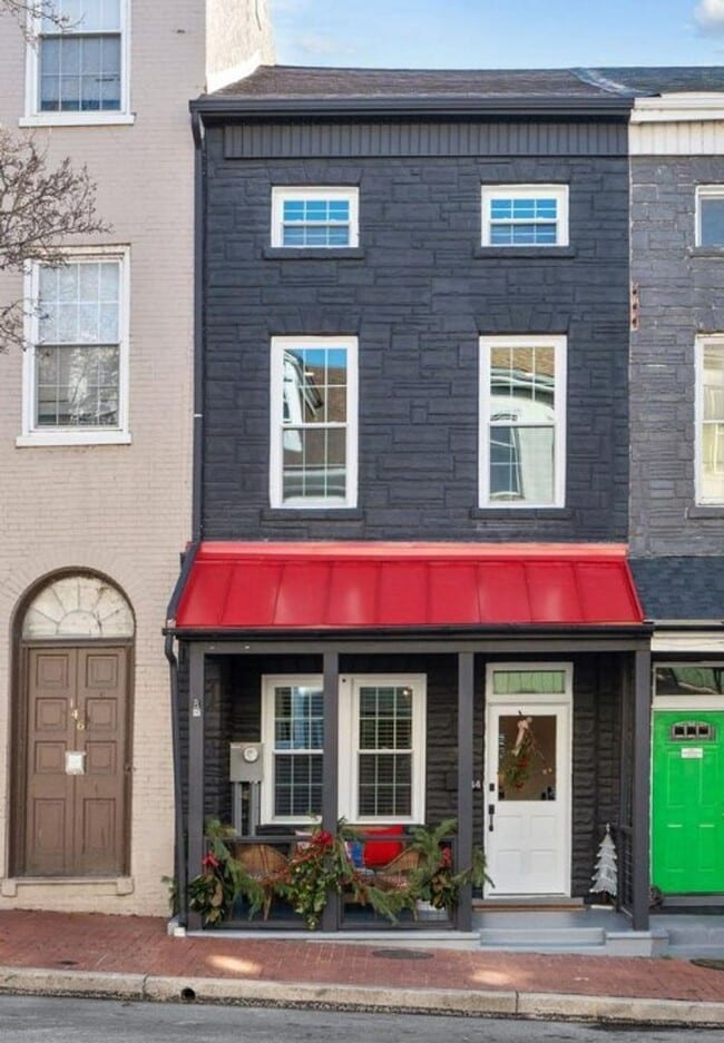 Building Photo - Coming Soon - Modern & Spacious 4 Bedroom,...