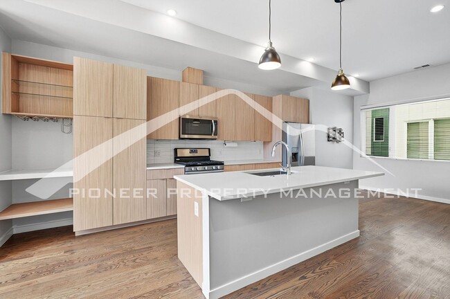 Building Photo - Gorgeous Townhome with Central AC and Rooftop Deck