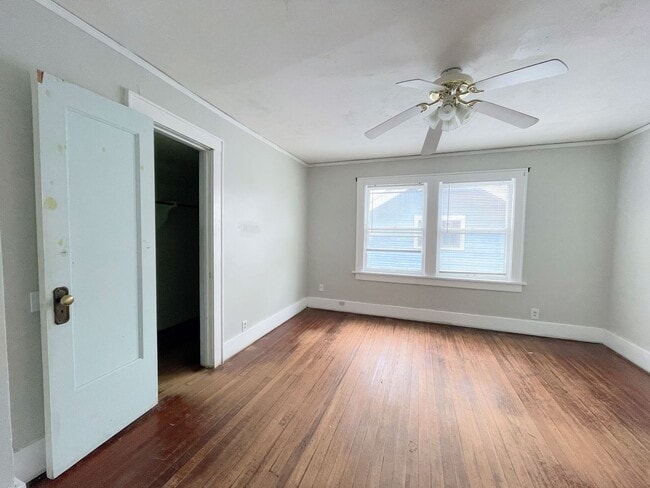 Building Photo - Large 4 bedroom home