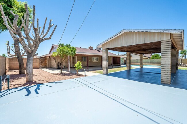 Building Photo - Move in Ready! 3 Bedrooms, 3 Bathrooms & P...