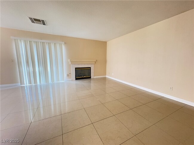 Building Photo - 924 Carmel Shrs Dr