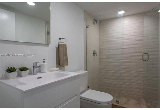 Building Photo - 9261 E Bay Harbor Dr