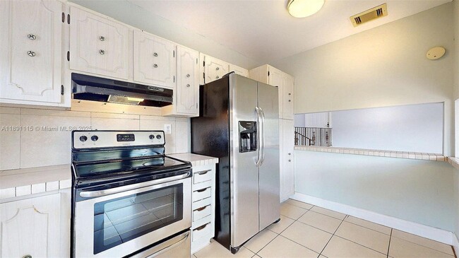 Building Photo - 4850 SW 63rd Terrace