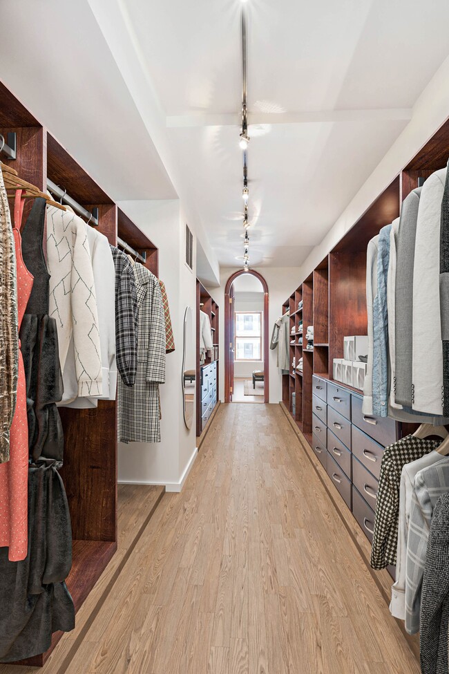 Building Photo - 313 W 71st St