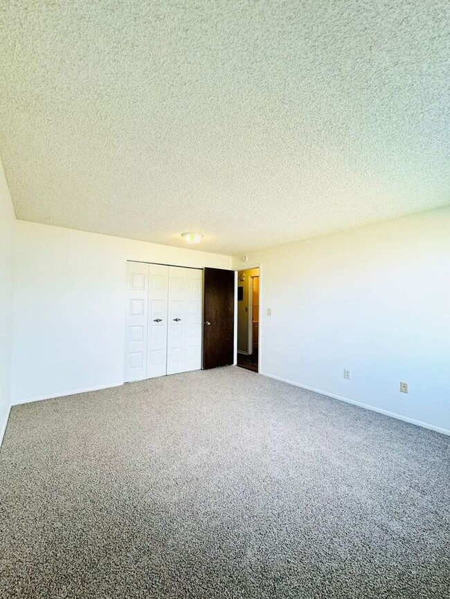 Building Photo - 2 Bed/1 Bath - Pool, Fireplace, Laundry Fa...